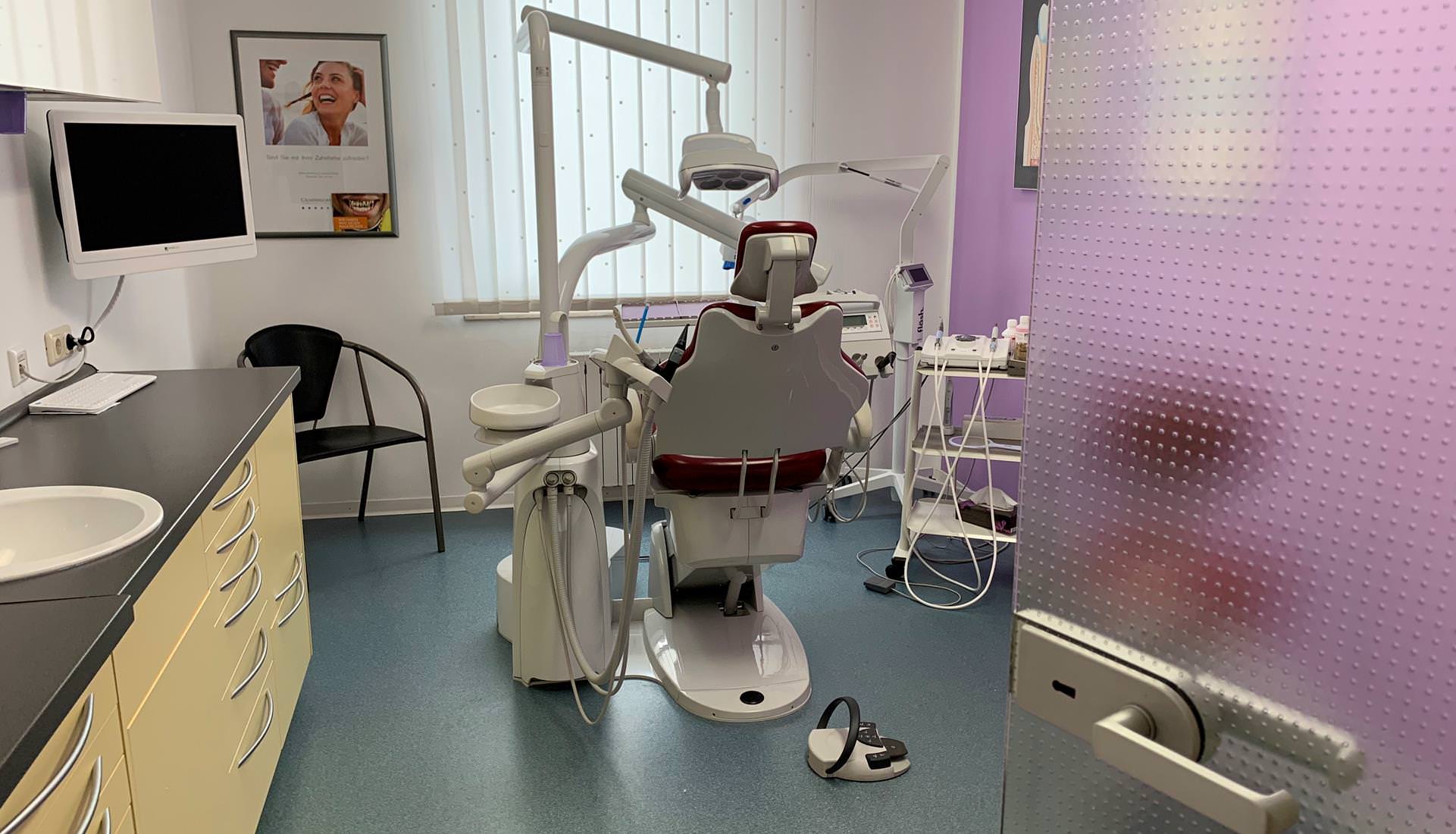 Behandlung 2 Zahnarzt Jüchen, Dr. Christian Lux